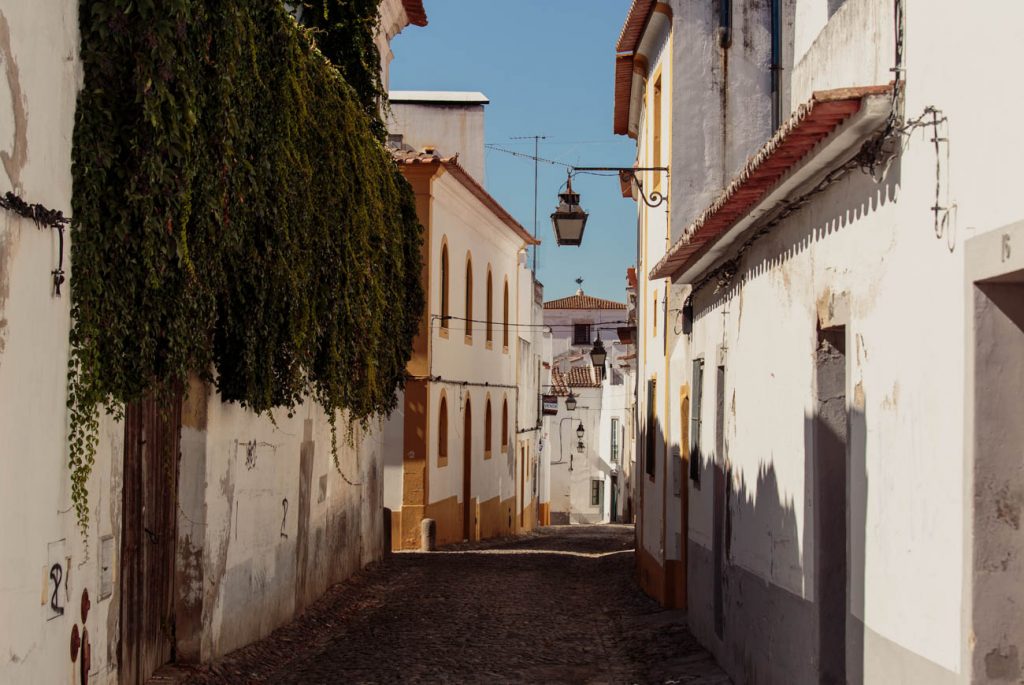 Street close to Heaven Inn Hostel em Évora